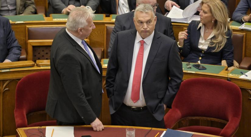 Orbán történelmi tapasztalata: jobban jár, ha nem veszi fel a mandátumát