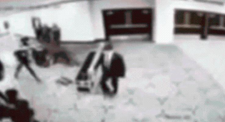 Lövöldözés volt a fehér házi tudósítók gálavacsoráján, a titkosszolgálatnak kellett kimenekítenie Donald Trumpot – (videók)