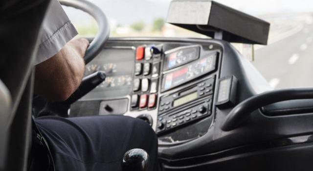 Kevesen tudják: ezt jelenti valójában a buszok nevében szereplő betű