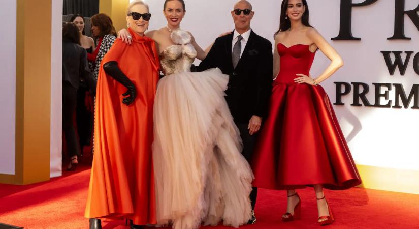 Az Ördög Pradát visel 2: Anne Hathaway egy mesés, piros ruhában tündökölt a premieren