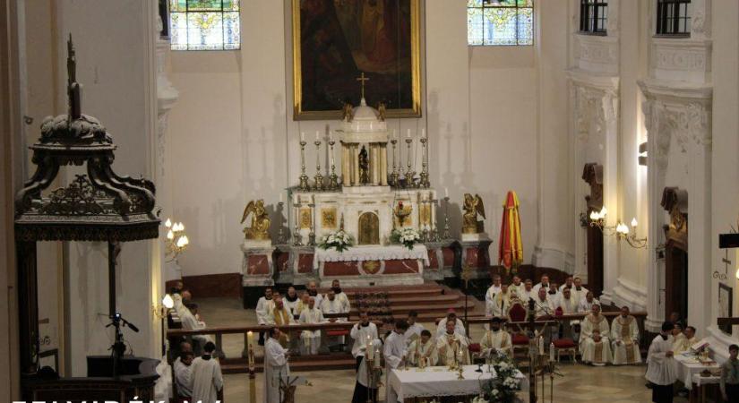 A magyar hívők Komáromban imádkoznak magyar ajkú papokért, főpásztorért