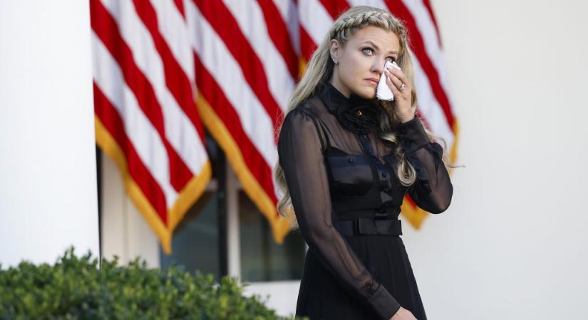 Lövöldözés a Fehér Házban: Charlie Kirk asztal alatt bujkáló és zokogó feleségét is ki kellett menekíteni