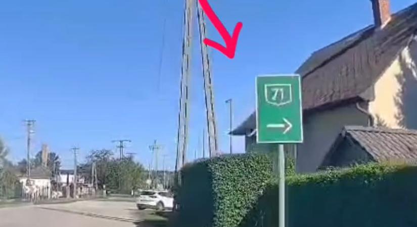 Figyelmen kívül hagyta a kötelező haladási irányt, épp a rendőrök előtt