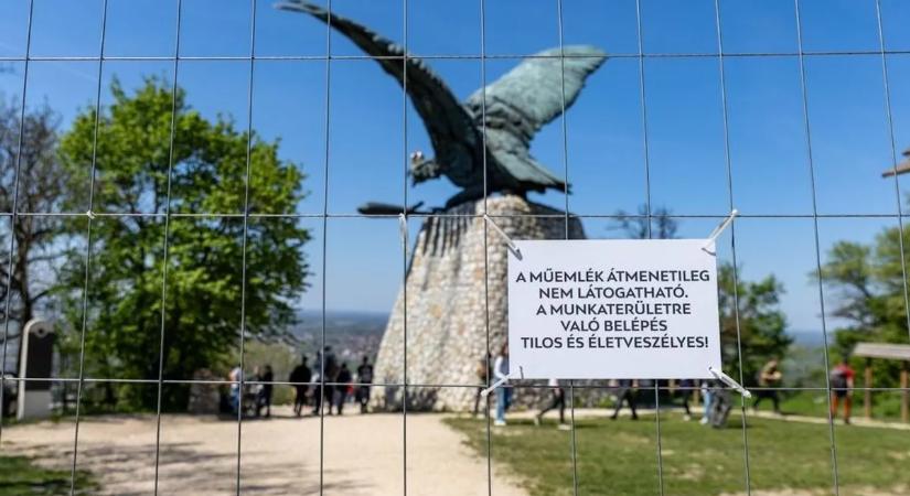 Réztolvajok lopták el a tatabányai Turul lépcsőjét, lábujjait pedig megcsonkították