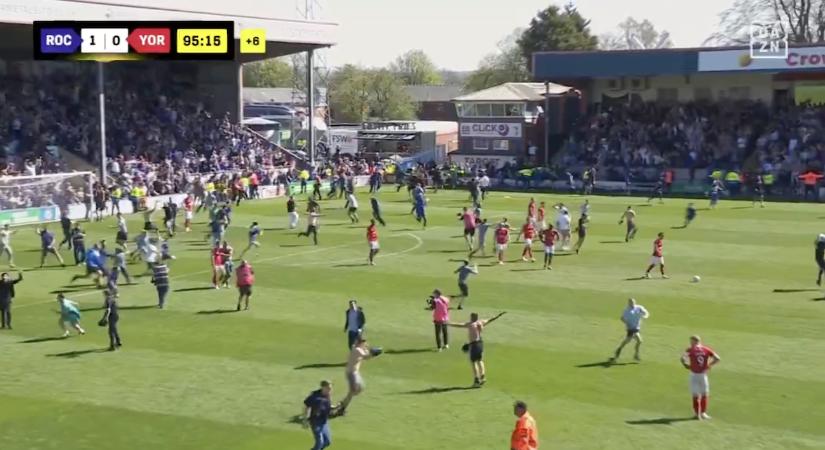 Egész Anglia erről beszél: Pályára tódultak a szurkolók a feljutást ünnepelni, majd egy perccel később jött a letargia - videó
