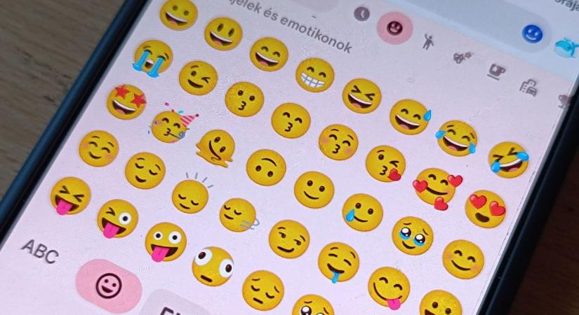 Fenyegető lájk, félreértett mosoly – pötyögés helyett ezért jobb néha telefonálni (videó)