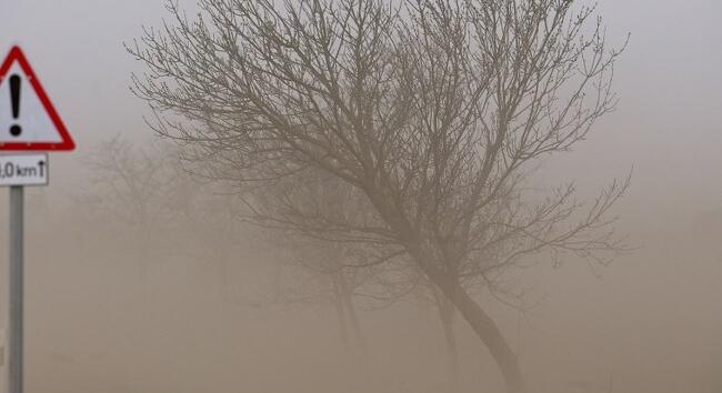 Figyelni kell az utakon, mert az erős, viharos szél felkavarhatja a port