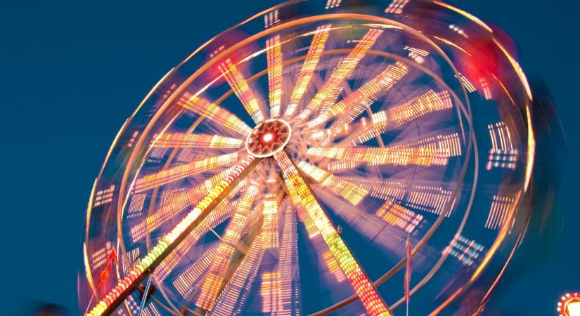 Szörnyű vidámparki baleset: elszakadt a kötél, a magasból zuhantak le az utasok