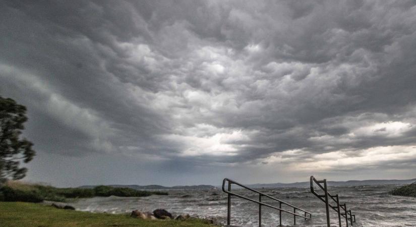 Csökken a látótávolság, a viharos szél felkavarja a port - riasztást adtak ki három megyére