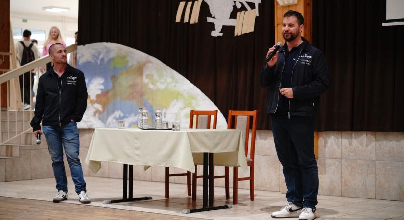 Űrhajósok az iskolában – Kapu Tiborék Nyíregyházán tartottak előadást (videóval, fotókkal)