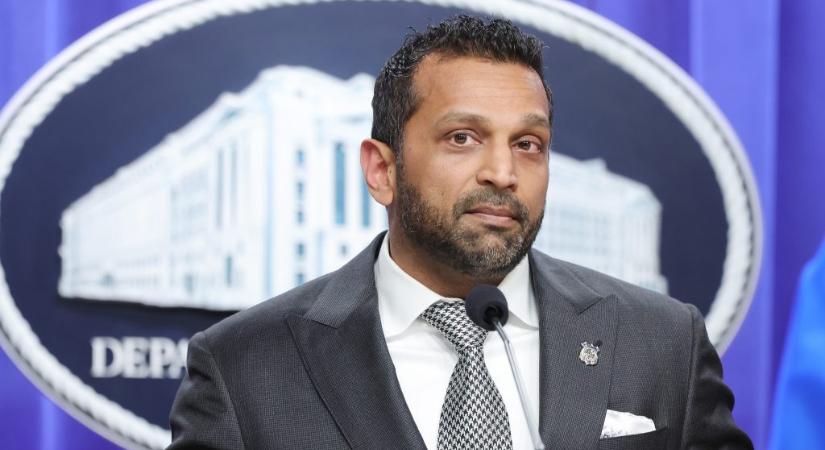 Nyilvános italozás, közpénzből védett barátnő, hazugságvizsgálat a beosztottaknak: Kash Patel botrányról botrányra bukdácsol az FBI élén