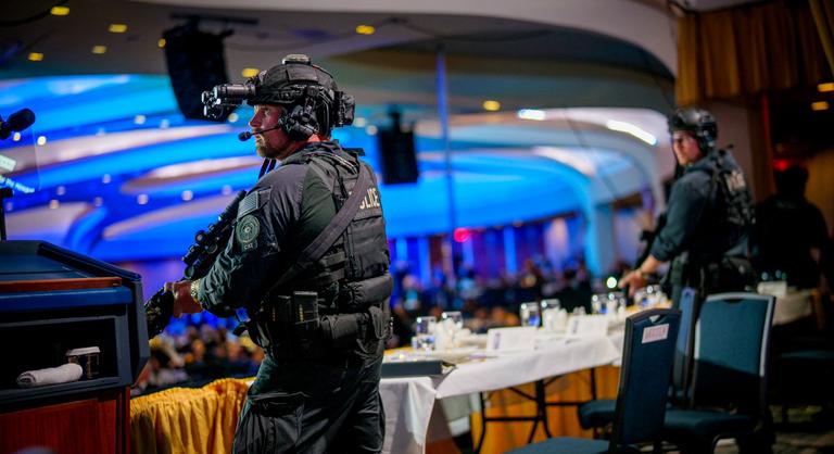 „Letettem a kést és a villát, aztán dübörgő hangokra és félautomata fegyverek tompa dörrenésére lettem figyelmes”