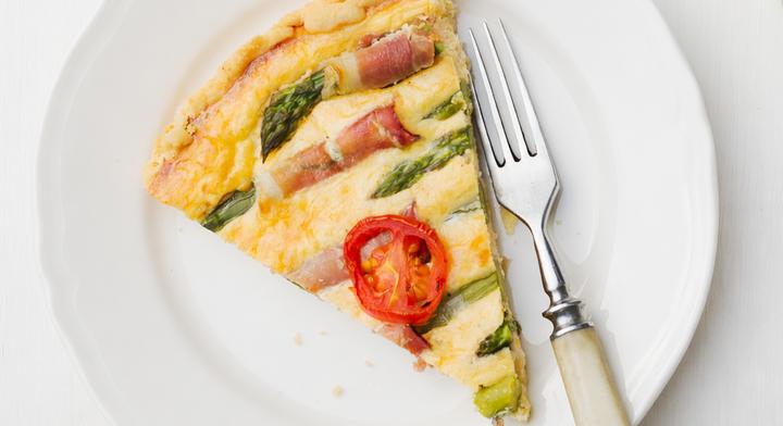 Szaftos, tavaszi spárgás quiche: a pite sajtban és baconben gazdag