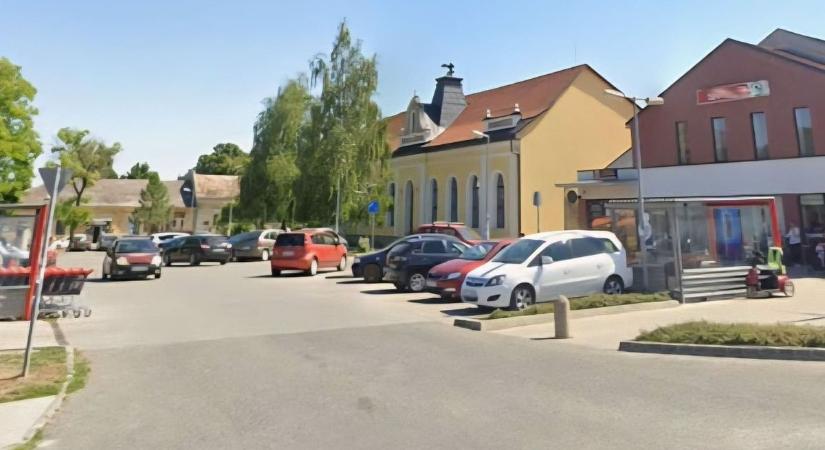 Lezárnak ma egy forgalmas belvárosi parkolót Fejérben, ez az oka