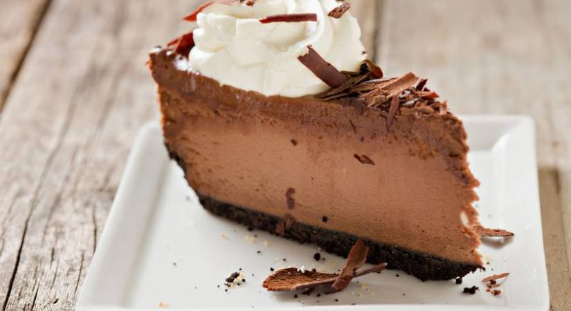 Pillekönnyű csokitorta sütés nélkül: pudingpor kerül a krémbe