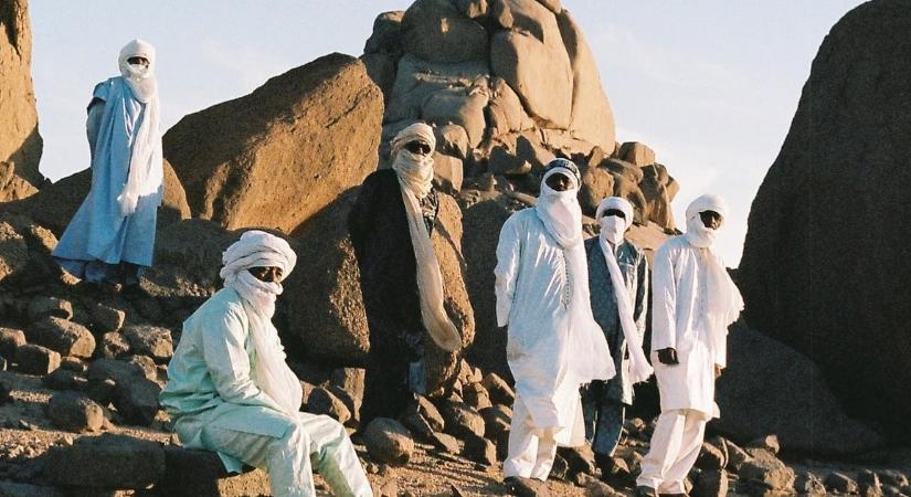 Fegyverek helyett gitárok: Budapestre érkezik a sivatagi blues legendás csapata