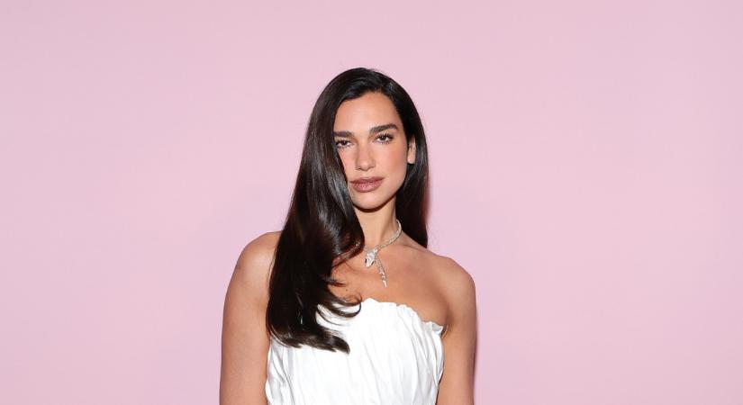 Itt a titok: emiatt olyan gyönyörű Dua Lipa arca
