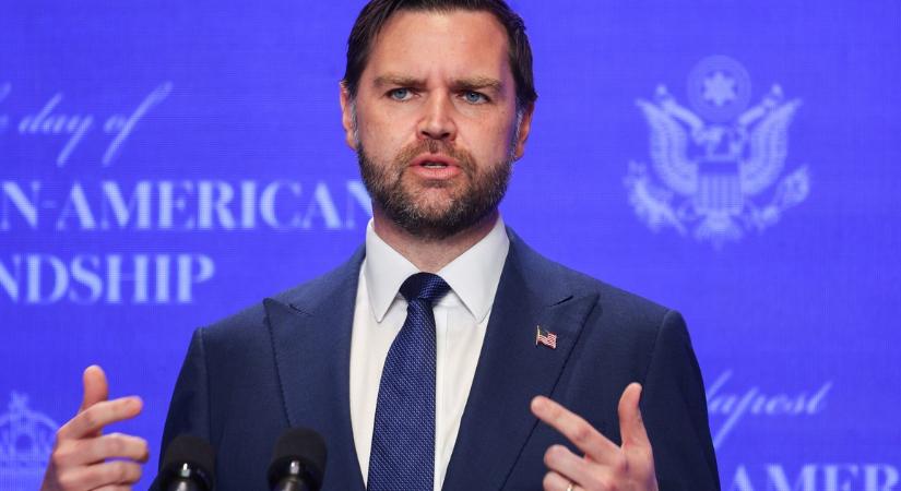 Megragadták és felrángatták a székből JD Vance-t a merényletkísérletkor – Így mentették meg életét – videó