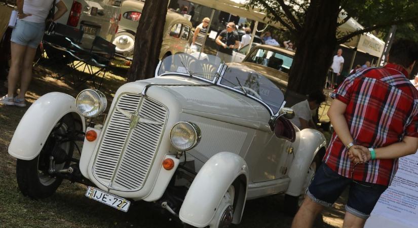 Autósmozi a szállókertben – pop, csajok, satöbbi...