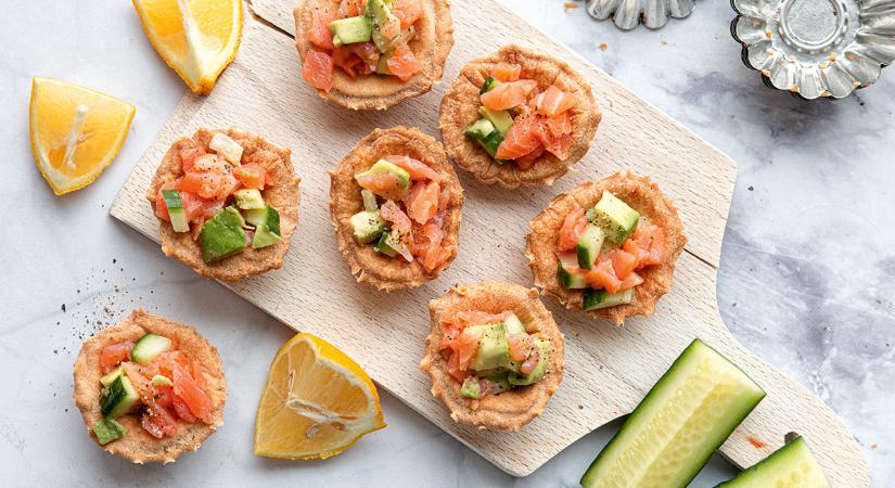 Egy falat egészség: lazacos, avokádós, uborkás kosárkák