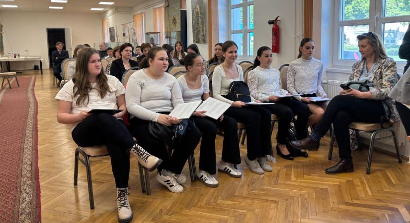 A helyi értékek nyomában – diákok kutatták Dél-Fejér kincseit (Galéria)