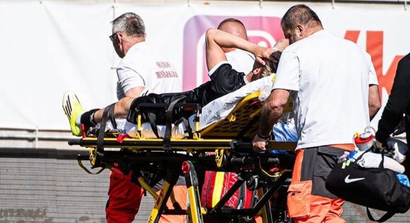 Mentő vitte el a pályáról Kisvárdán, kiderült, súlyos a játékos sérülése