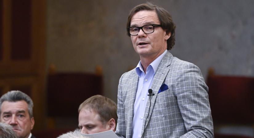 Újabb közismert fideszes politikus lép vissza