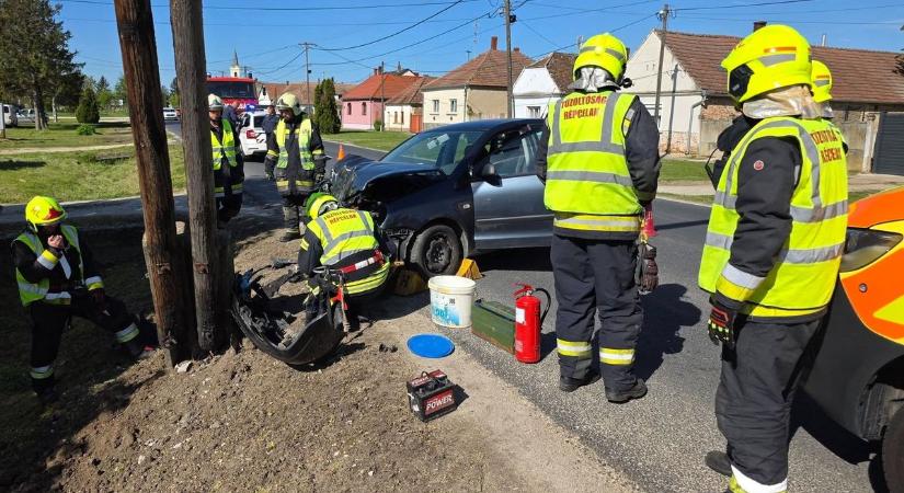 Villanyoszlopnak csapódott egy autó a 86-os főút vasi szakaszán - helyszíni fotók