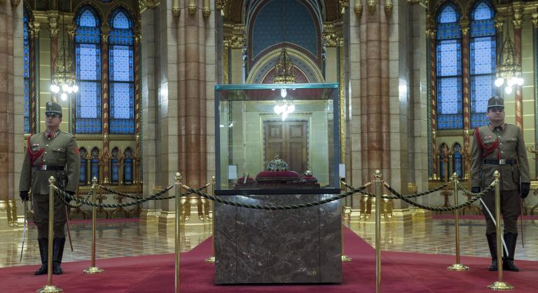 Eskütétel a Szent Korona előtt: szakrális szimbólumok a magyar politikai közéletben