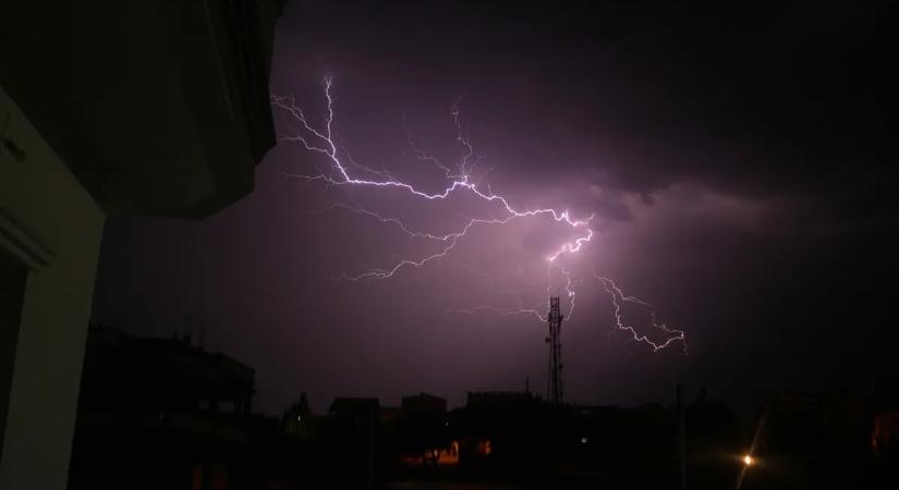 Benzinkúton történt a tragédia – villámcsapás áldozata lett egy sofőr