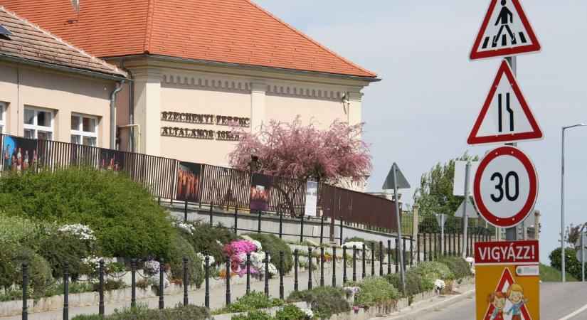 Életeket menthet a figyelem, biztonságosabbá vált a zebra Fertőszéplakon