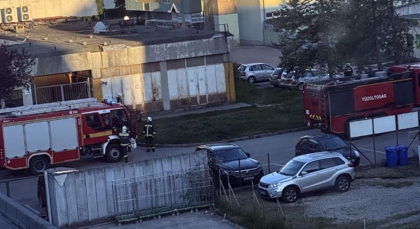 A mosonmagyaróvári nagy postához riasztották a tűzoltókat - olvasói fotó