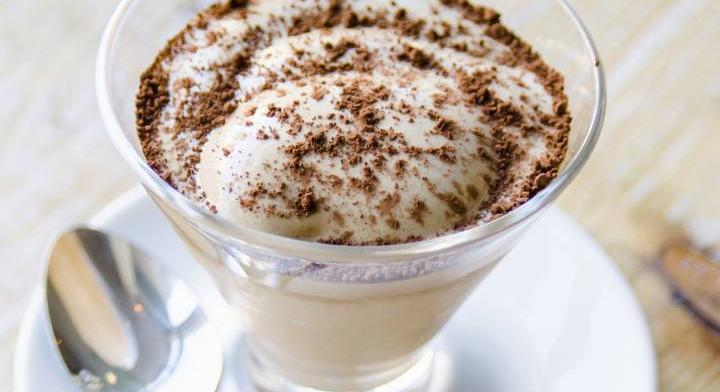 Krémes, hűsítő kávés parfé: könnyű, habos pohárdesszert