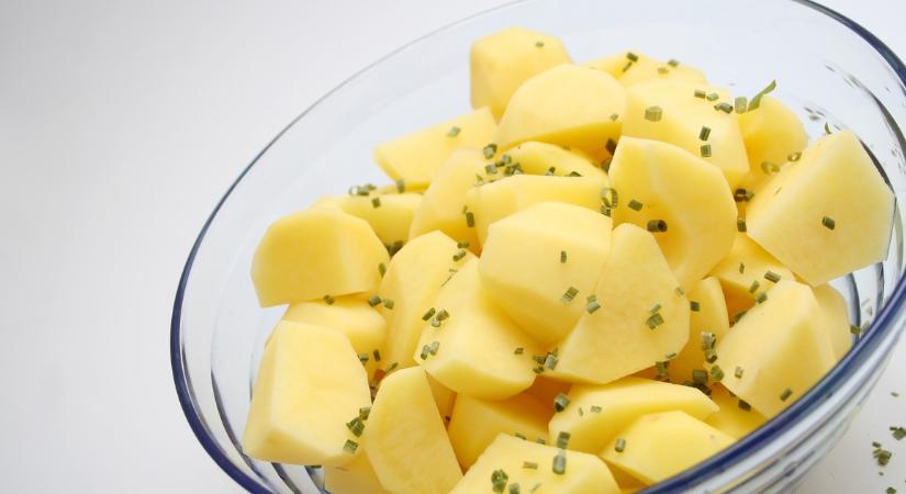 A szakácsok eltitkolt trükkje: Csak egy kanál kell ebből a vízbe, és soha többé nem esik darabokra a főtt krumpli