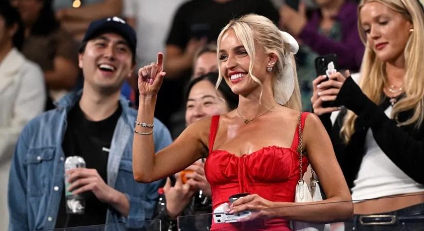 A teniszsztár szexi barátnője a pólóján hirdeti, hogy szingli lett – kép