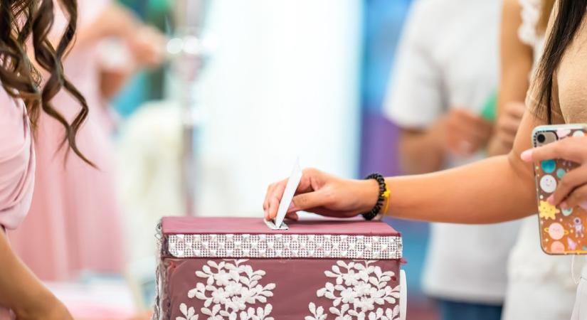A borítékokban érkező ajándékok "háborút" váltottak ki: Mennyi pénzt kell adniuk a vendégeknek? A számok fejenként akár 360 ezerig is elérhetnek