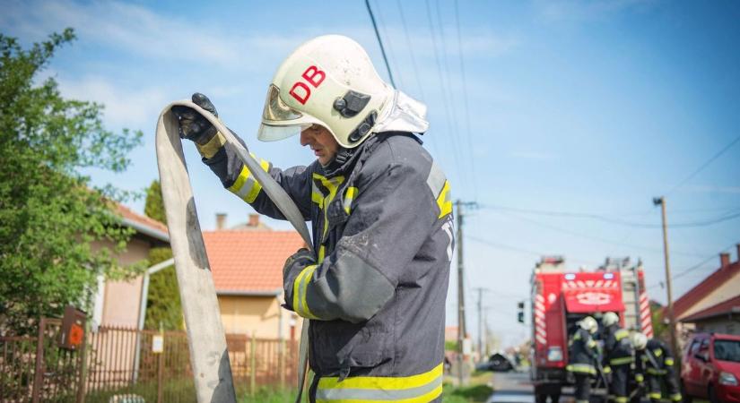 Kigyulladt egy autó Hajdú-Biharban, az egész jármű lángokban állt!