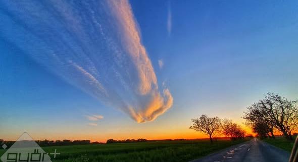 Egy emberi arc, amint zuhan a Föld felé