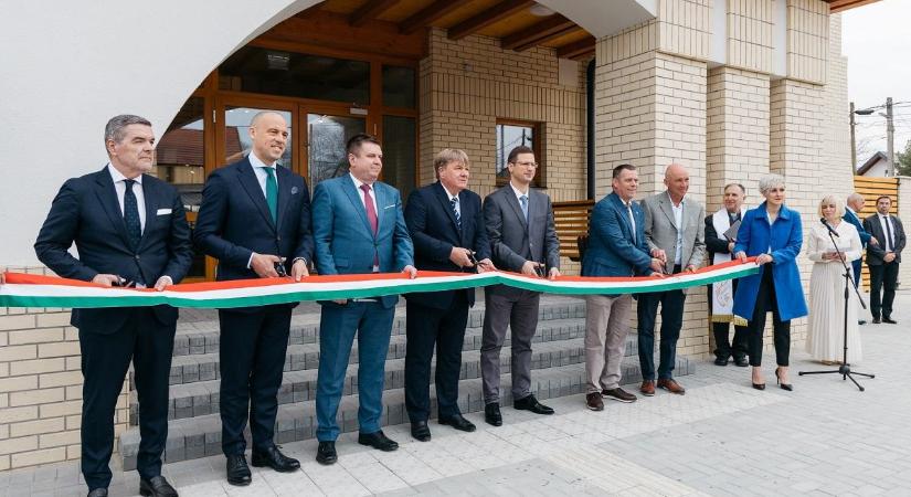 Még a kampányhajrában átadták, de azóta sem nyitották ki az uszodát