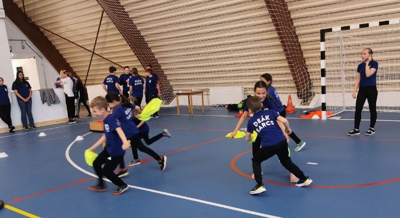 Megszépült a barcsi sportcsarnok, tanár-diák meccsel avatták fel