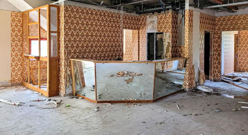 Óriás galéria: elhagyatott kaszinó az Alföldön: ahol egykor hajnalig szólt a zene