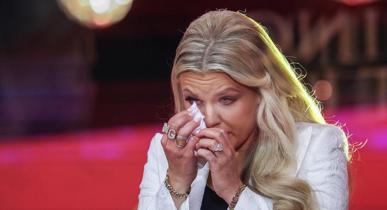 Charlie Kirk özvegye az asztal alá bújt, majd zokogva távozott a Trump elleni merényletkísérlet helyszínéről