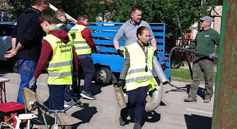 Nonprofit jótékonykodó diákok az ÖKO Napon (képgalériával)