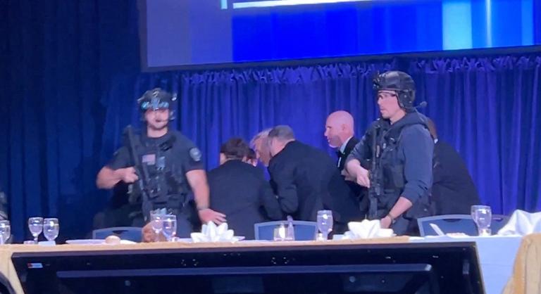 Videón, ahogy Donald Trumpot a feleségét menekítik ki a lövöldözés helyszínéről