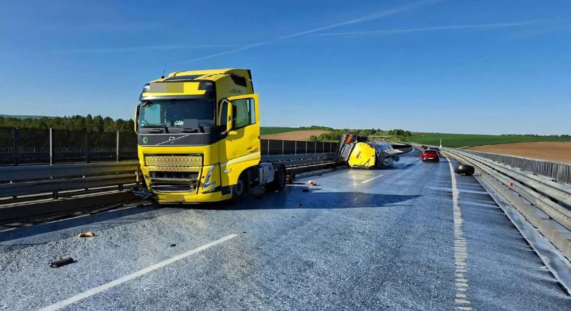 Elképesztő baleset az M6-oson: huszonötezer liter tej folyt ki az autópályára (FOTÓK)