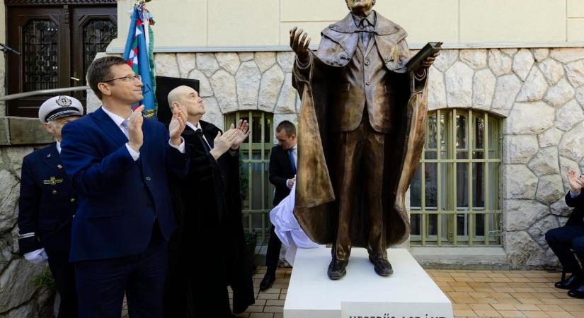 Gulyás Gergely és Semjén Zsolt avatta fel a MIÉP-es püspök, a leendő egészségügyi miniszter apjának szobrát
