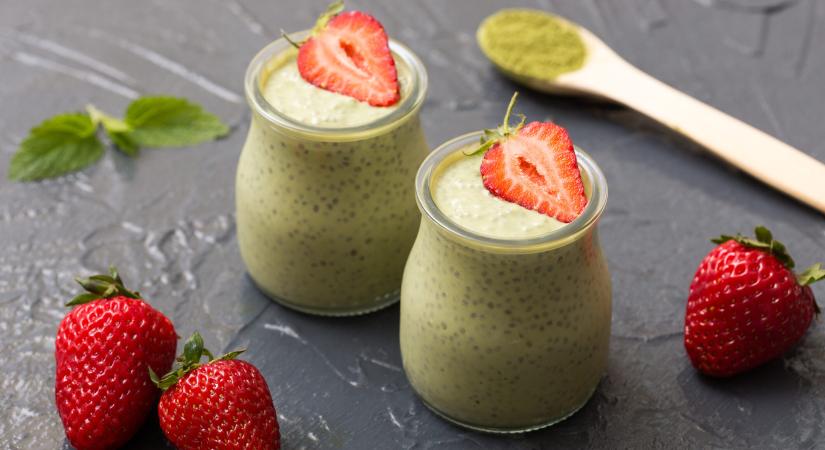 Tavaszi hipszterétel: zöld energia a pohárban – így készül a matchás chiapuding eperrel