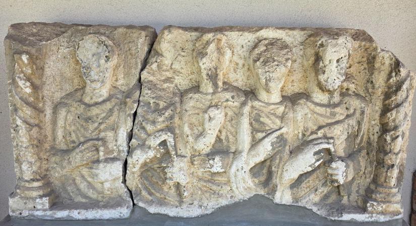 Római sírkőtöredéket juttatott vissza a rendőrség a Szent István Király Múzeumnak