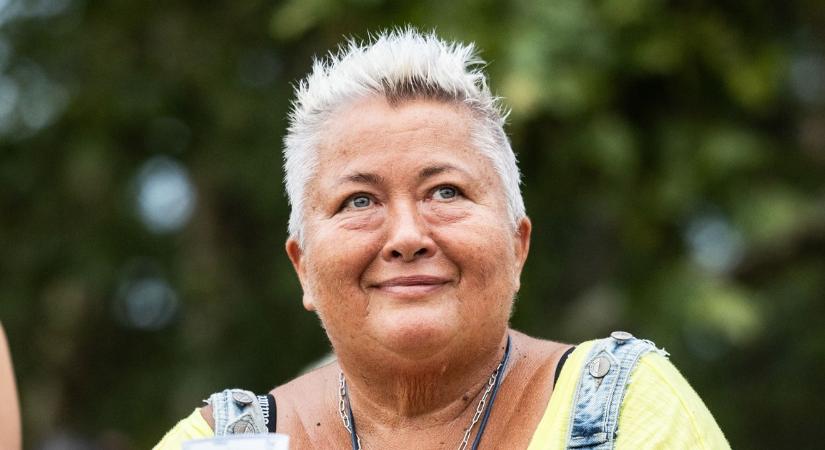 Falusi Mariann egy galápagosi óriásteknőssel ünnepelte a születésnapját – fotó