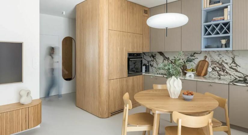 40 m²- es kis alapterületű lakás íves konyhabútorral, natúr színvilággal és stílusos fürdővel